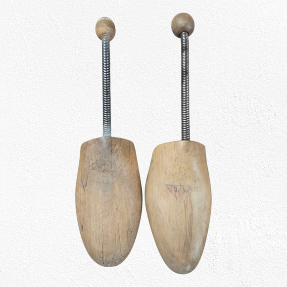 1930s Vintage Wooden Shoe Stretchers Spring Shoe Trees Antique USA Cobbler Tool - Picture 1 of 5
